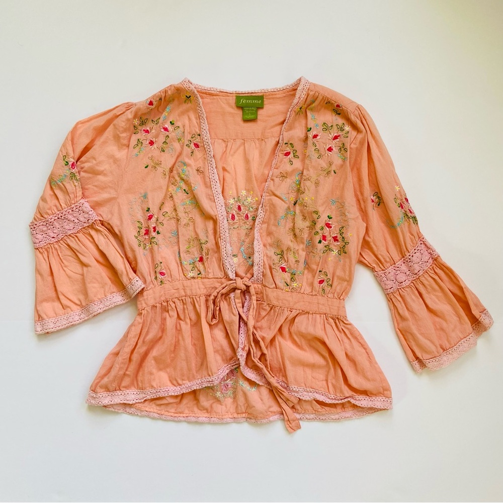 FEMME vintage floral embroidery blouse. Size L. Open front. Lace accents.